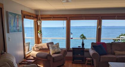 Charming oceanfront 3-bedroom cottage in lovely Harbourville with WiFi, AC
