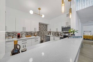 Fridge, microwave, oven, stovetop - Vila Argentina- 3 bed/3 bath Home in Brickell near the action (Miami)