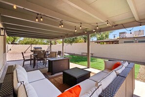 Outdoor dining - Luxury Modern Mid-Century Modern 3-Bedroom Home (Phoenix)