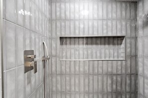 Secador de cabelo, toalhas de banho, sabonete, shampoo