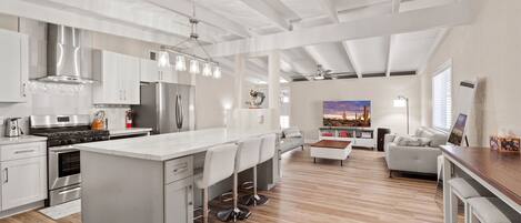 Refrigerador, microondas, horno, placa de cocina