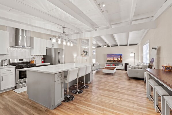 Fridge, microwave, oven, stovetop - Luxury Modern Mid-Century Modern 3-Bedroom Home (Phoenix)