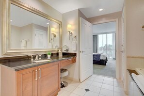 シャワー、タオル、石鹸、トイレットペーパー