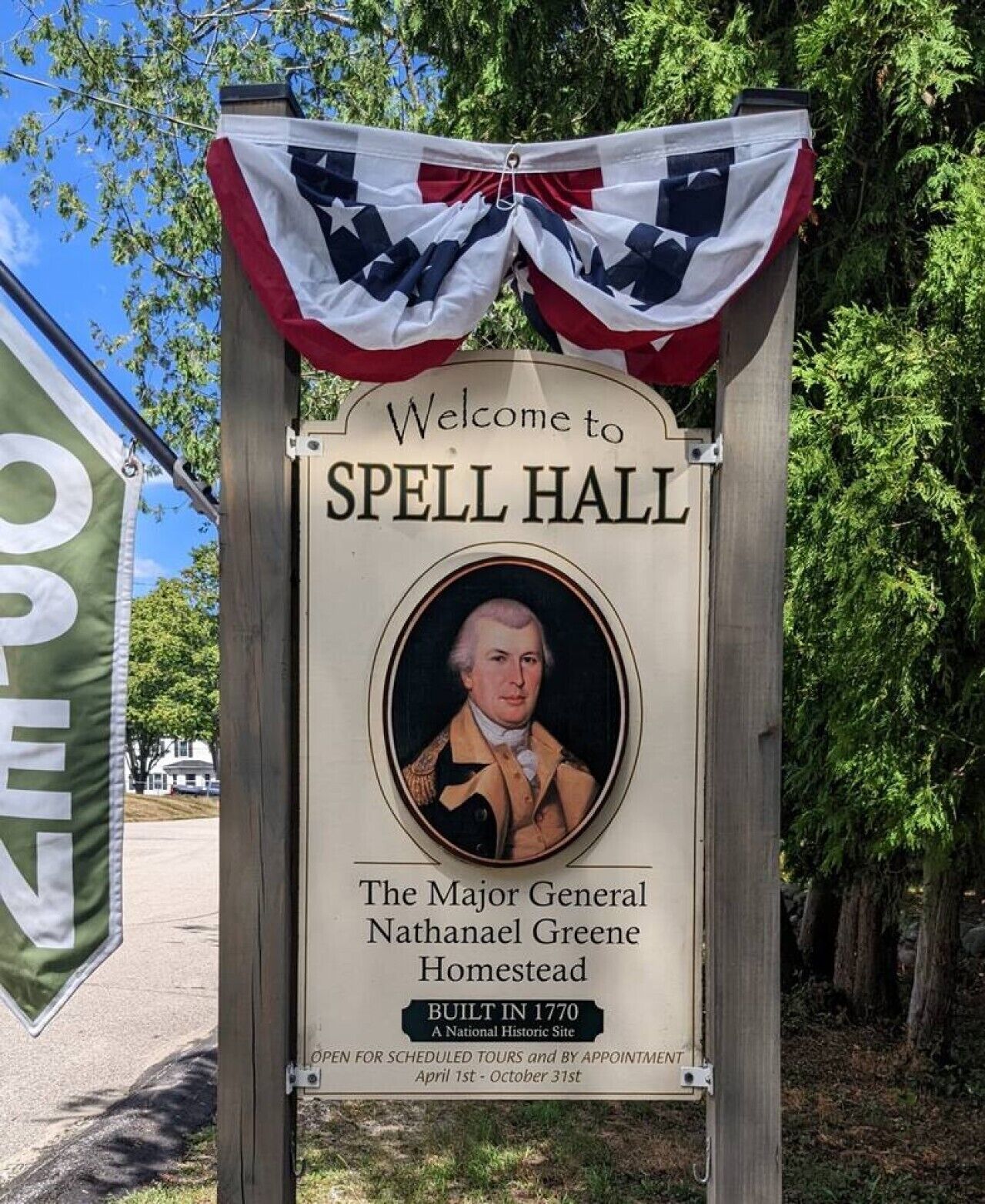 Marcador histórico para Spell Hall, con un retrato del General Mayor Nathanael Greene, construido en 1770, e información sobre los horarios de visita.