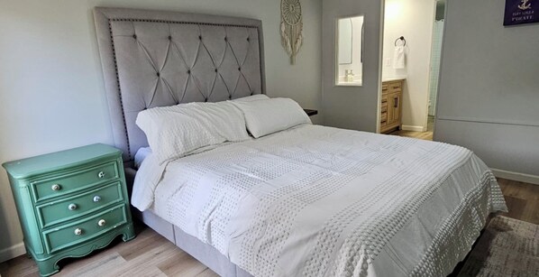 3 bedrooms, iron/ironing board, WiFi, bed sheets - Emerald Cottage Oasis (Jacksonville)