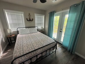 1 bedroom, WiFi, bed sheets - 1 Bedroom Pet Friendly Guest House at Sunset Family Lake House with dock access (Creal Springs)