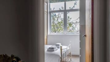 2 bedrooms, desk, iron/ironing board, WiFi