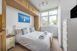 2 soverom, skrivebord, strykejern/-brett og wi-fi