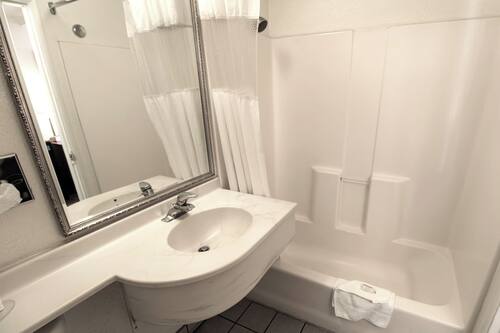 Habitación, 1 cama King size, para no fumadores | Baño | Amenidades de baño gratuitas, secadora de cabello, toallas