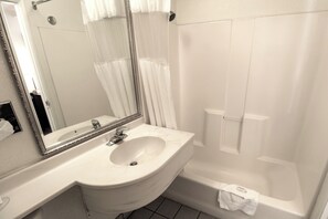 Chambre, 1 très grand lit, non-fumeur | Salle de bain | Articles de toilette (gratuits), séchoir à cheveux, serviettes fournies