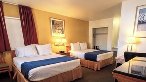 A hotel room with two beds, a desk, a chair, a wardrobe, and a painting on the wall. - Hotel Inn Pendleton I-84 (Pendleton)