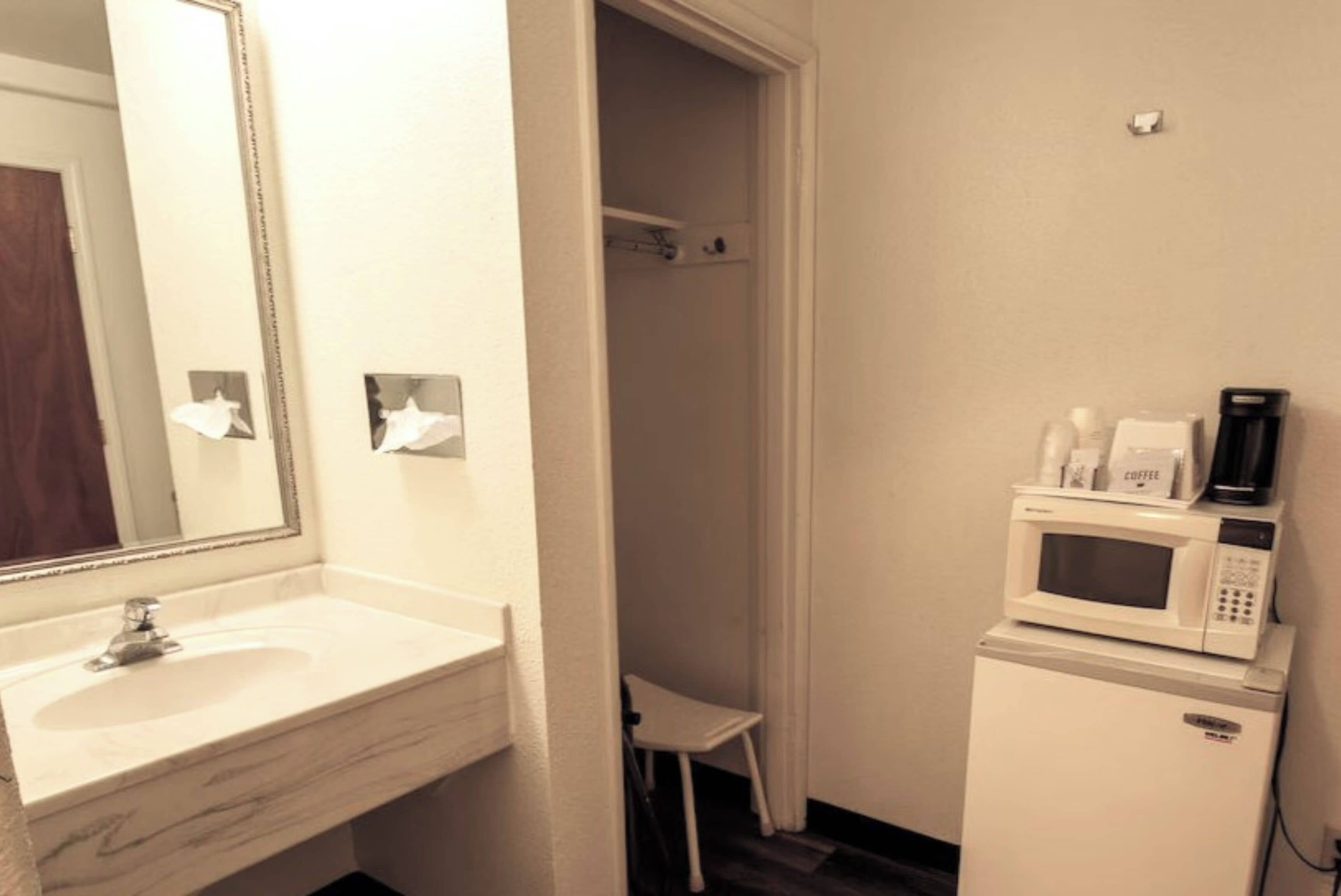 Habitación, 1 cama Queen size, para no fumadores | Baño | Amenidades de baño gratuitas, secadora de cabello, toallas 