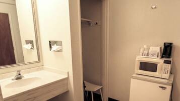 Habitación, 1 cama Queen size, para no fumadores | Baño | Amenidades de baño gratuitas, secadora de cabello, toallas