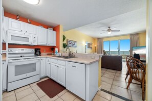 Een koelkast, een microgolfoven, een oven, een kookplaat