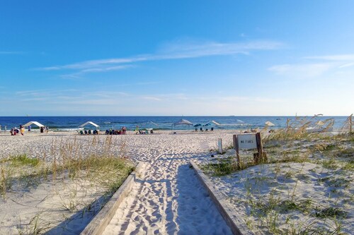 Beachfront Condo in Gulf Shores! Beach Access with Pool and Hot Tub!