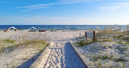 Beachfront Condo in Gulf Shores! Beach Access with Pool and Hot Tub!