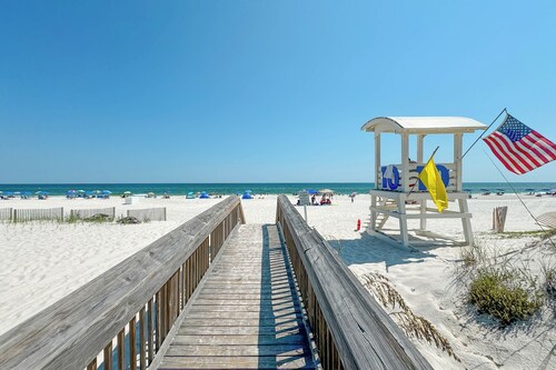 PRIVATE HOME WITH BEACH ACCESS AND POOLS!