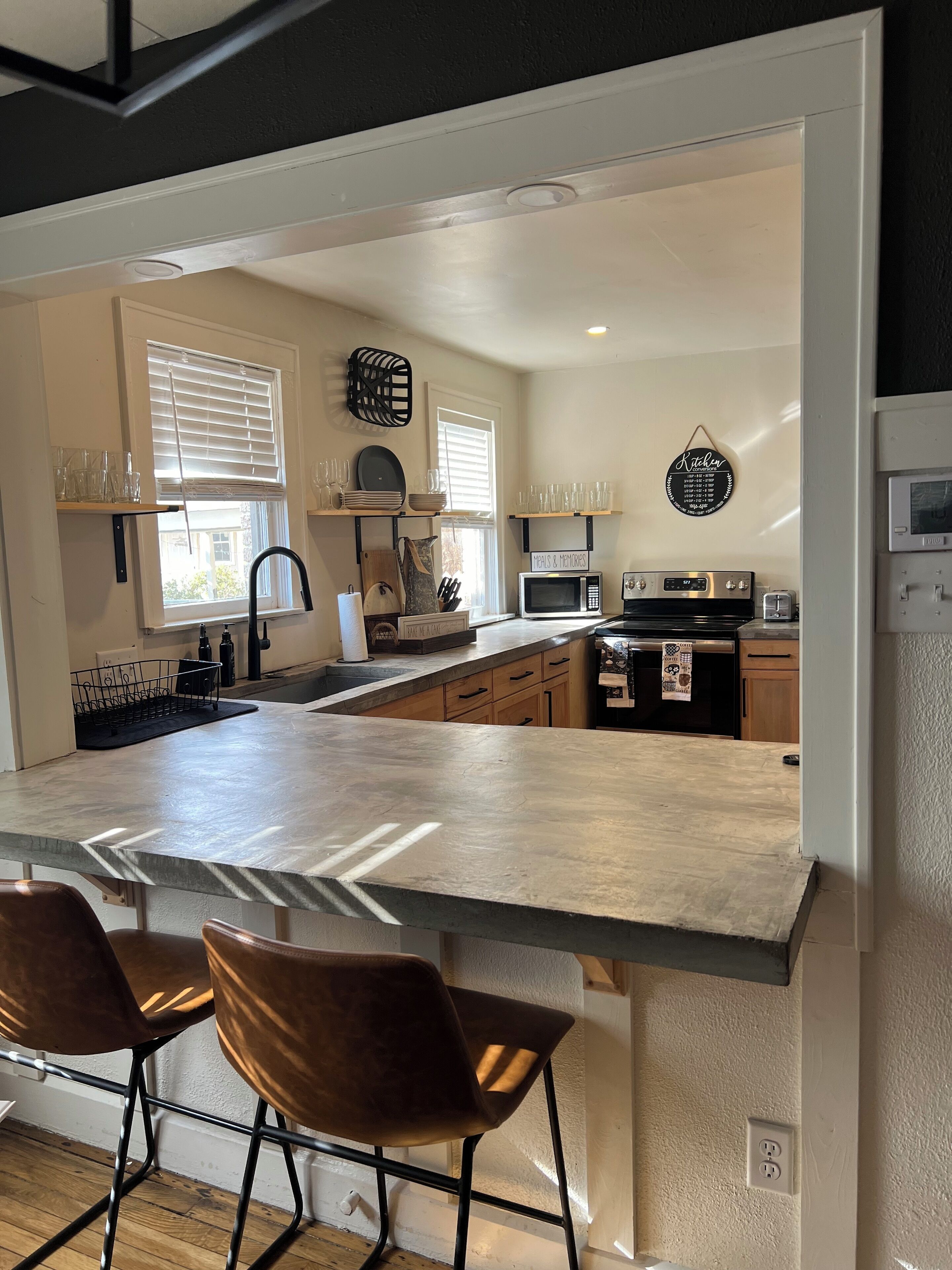 冷蔵庫、電子レンジ、オーブン、コンロ