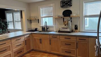 Kylskåp, mikrovågsugn, ugn och spishäll