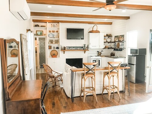 Charming Cottage w/ KING Bed - 1m To Downtown!