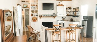 Charming Cottage w/ KING Bed - 1m To Downtown!