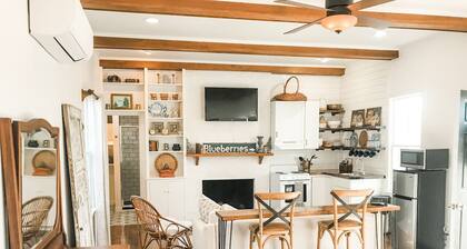 Charming Cottage w/ KING Bed - 1m To Downtown!