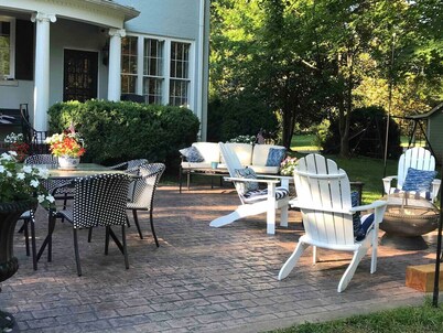 Charming Cottage w/ KING Bed - 1m To Downtown!