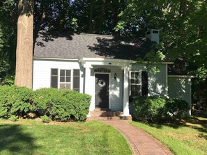 Exterior - Charming Cottage w/ KING Bed - 1m To Downtown! (Columbia)