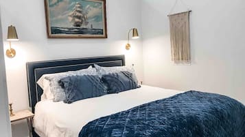 1 bedroom, desk, iron/ironing board, WiFi