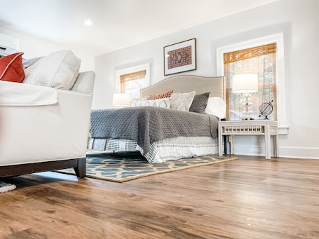 1 bedroom, desk, iron/ironing board, WiFi. New Studio Apt w/ KING Bed- 1mi. to Columbia`s Sq!