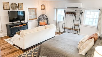 1 bedroom, desk, iron/ironing board, WiFi
