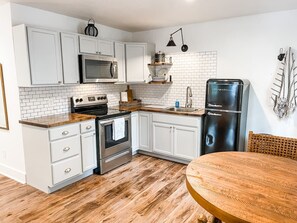 Kühlschrank, Mikrowelle, Ofen, Herdplatte