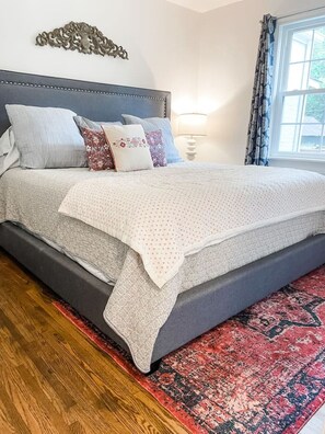 2 bedrooms, desk, iron/ironing board, WiFi - Cozy 2BR Apt w/ KING in historic dist. 1mi to sq.! (Columbia)