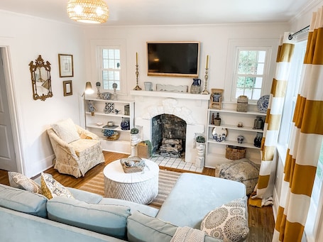 TV. Cozy 2BR Apt w/ KING in historic dist. 1mi to sq.!