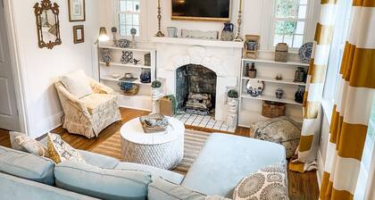 Cozy 2BR Apt w/ KING in historic dist. 1mi to sq.!