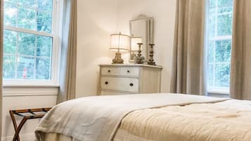 2 bedrooms, desk, iron/ironing board, WiFi