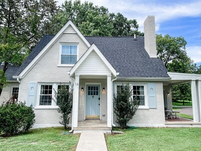 Cozy 2BR Apt w/ KING in historic dist. 1mi to sq.!