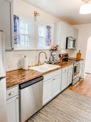 冷蔵庫、電子レンジ、オーブン、コンロ