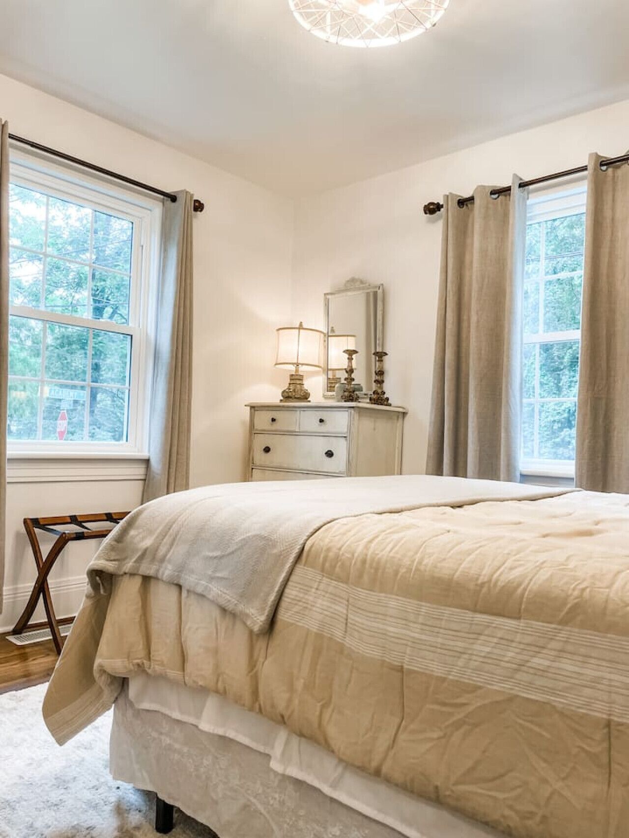 2 bedrooms, desk, iron/ironing board, WiFi