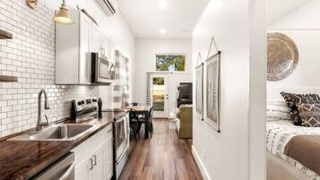 1 habitación, escritorio, tabla de planchar con plancha y wifi