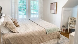 1 bedroom, desk, iron/ironing board, WiFi - Adorable 1BR Apt. w/ KING bed 1 m. to square! (Columbia)