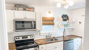 Coffee/tea maker, fridge, microwave, oven - Adorable 1BR Apt. w/ KING bed 1 m. to square! (Columbia)