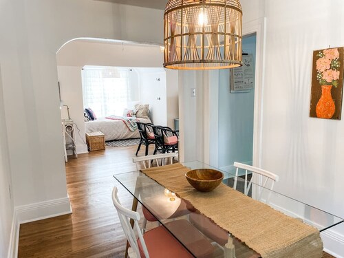 Adorable 1BR Apt. w/ KING bed 1 m. to square!