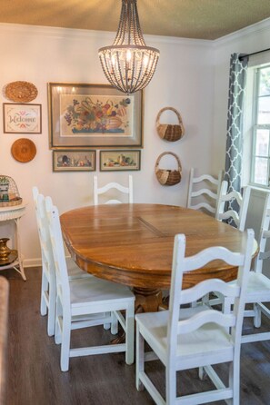 Dining - Cute Bleu Bison House -Sleeps 8! 1 Block From HU! (Searcy)