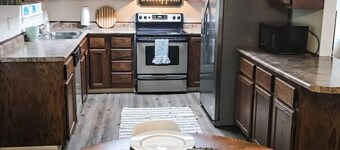 Cute Bleu Bison House -Sleeps 8! 1 Block From HU!