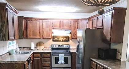 Cute Bleu Bison House -Sleeps 8! 1 Block From HU!