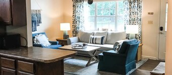 Cute Bleu Bison House -Sleeps 8! 1 Block From HU!
