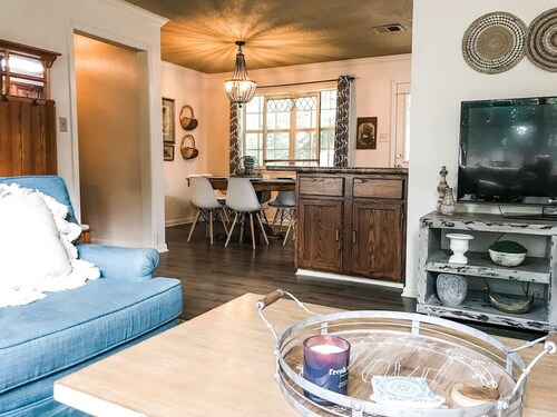 Cute Bleu Bison House -Sleeps 8! 1 Block From HU!