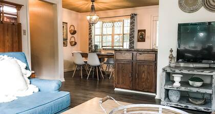 Cute Bleu Bison House -Sleeps 8! 1 Block From HU!