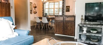 Cute Bleu Bison House -Sleeps 8! 1 Block From HU!